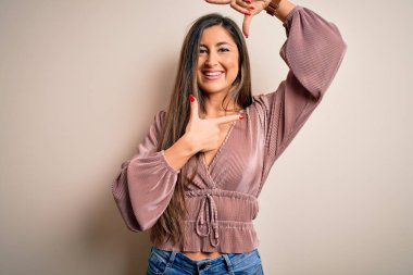 Genç, güzel, zarif, uzun saçlı, soyutlanmış arka planda duran, mutlu yüzlü, elleri ve parmakları olan zarif bir kadın. Yaratıcılık ve fotoğrafçılık kavramı.