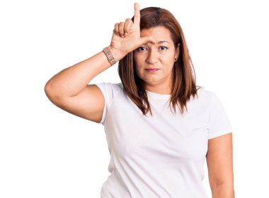 Orta yaşlı esmer kadın. 