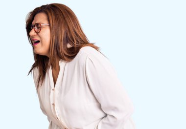 Orta yaşlı esmer kadın. 