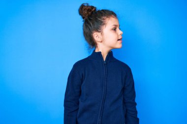 Yüzünde gülümseme, yüzünde doğal bir ifadeyle sıradan kıyafetler giyen tatlı İspanyol çocuk. Kendinden emin gülen. 