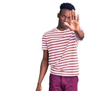 Sıradan kıyafetler giyen genç Afro-Amerikan bir adam avucunun içi gibi şarkı söylemeyi kesiyor. Yüzünde olumsuz ve ciddi bir jest olan uyarı ifadesi. 