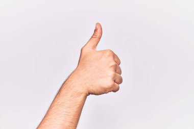 İzole edilmiş arka plan üzerinde genç beyaz adamın eli kapalı başarılı bir onay jesti yapıyor. Başparmaklar yukarı, onaylama ve olumlu sembol ile. 