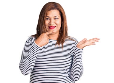 Orta yaşlı esmer kadın. 