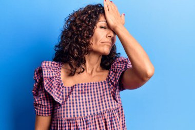 Orta yaşlı, sıradan tişörtler giyen güzel bir kadın. Hatayla el ele tutuşup şaşırdı. Hatayı hatırla. Unuttum, kötü hafıza kavramı. 