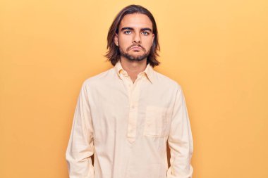 İş kıyafetleri giyen genç yakışıklı, şüpheci ve gergin, sorun yüzünden üzgün. negatif kişi. 