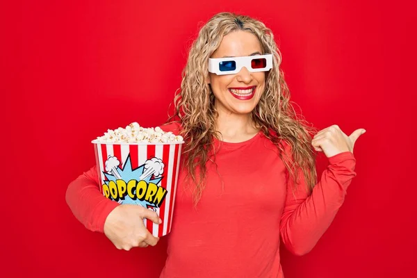 Jovem Bela Mulher Loira Assistindo Filme Usando Óculos Comendo Pipoca — Fotografia de Stock