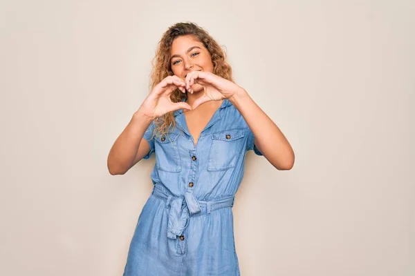 Giovane Bella Donna Con Gli Occhi Azzurri Che Indossa Abito — Foto Stock