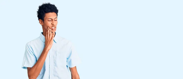 Młody Afroamerykanin Luźnych Ubraniach Dotykający Ust Bolesnym Wyrazem Twarzy Powodu — Zdjęcie stockowe