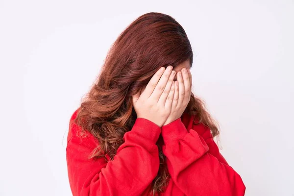 Jovem Mulher Bonita Vestindo Roupas Casuais Com Expressão Triste Cobrindo — Fotografia de Stock