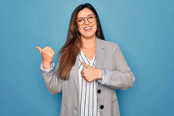 Jonge Latijns Amerikaanse Zakenvrouw Met Een Bril Blauwe Geïsoleerde Achtergrond — Stockfoto