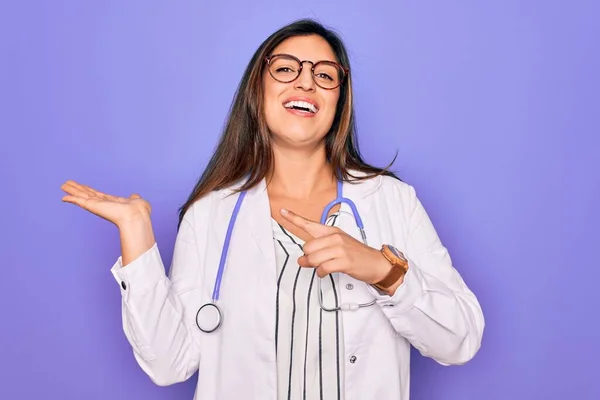 Medico Professionista Donna Indossando Stetoscopio Cappotto Medico Sfondo Viola Stupito — Foto Stock
