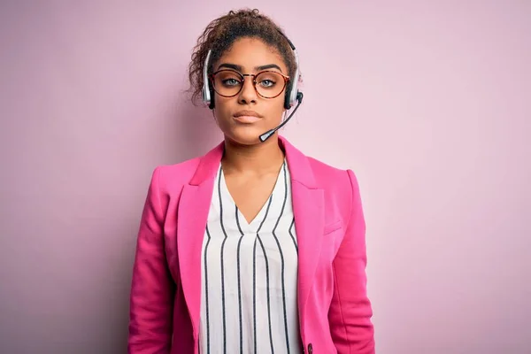Genç Afro Amerikan Çağrı Merkezi Ajanı Gözlüklü Kız Kulaklık Takıyor — Stok fotoğraf