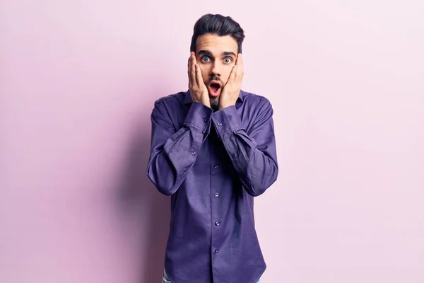 Joven Hombre Guapo Con Barba Vistiendo Camisa Casual Asustado Sorprendido —  Fotos de Stock