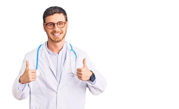 Guapo Joven Con Oso Vistiendo Médico Signo Éxito Uniforme Haciendo —  Fotos de Stock