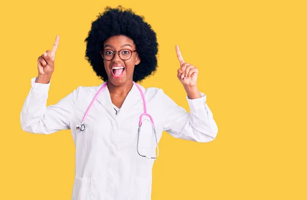 Young African American Woman Wearing Doctor Coat Stethoscope Smiling Amazed — Stock Photo, Image