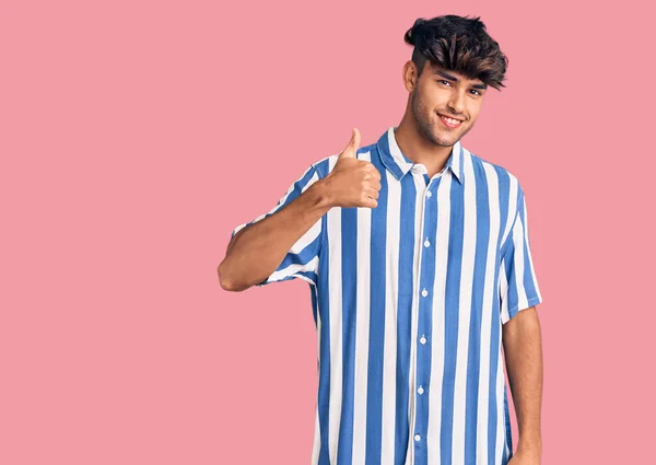 Joven Hombre Hispano Usando Ropa Casual Haciendo Gesto Feliz Con — Foto de Stock