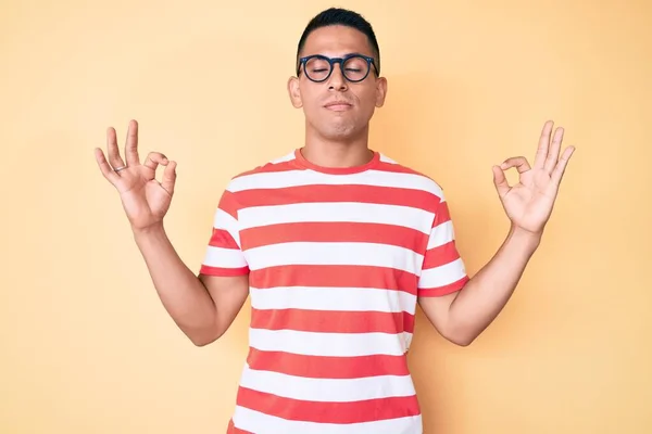 Mladý Pohledný Latinskoamerický Muž Neformálním Oblečení Brýlích Odpočívá Usmívá Zavřenýma — Stock fotografie