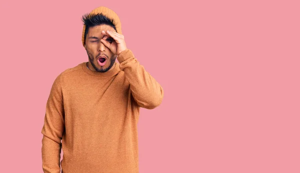 Guapo Joven Latinoamericano Vestido Con Suéter Invierno Sombrero Lana Haciendo —  Fotos de Stock