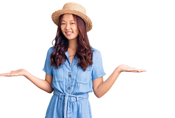 Junge Schöne Chinesische Mädchen Mit Sommermütze Lächelnd Zeigt Beide Hände — Stockfoto