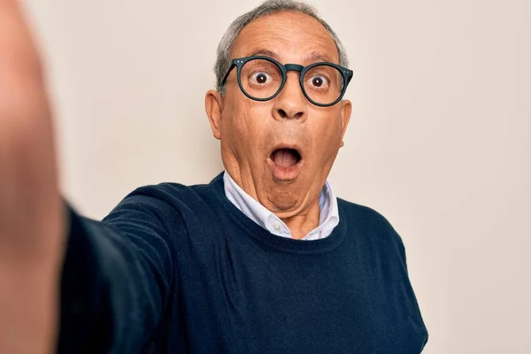 Kıdemli Gri Saçlı Süveter Giyen Gözlüklü Bir Adam Kameradan Selfie — Stok fotoğraf