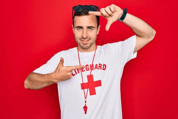 Guapo Salvavidas Con Camiseta Con Cruz Roja Silbato Sobre Fondo —  Fotos de Stock