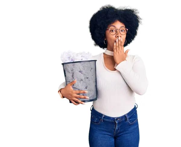 Genç Afro Amerikalı Kız Elinde Buruşmuş Kağıtlarla Dolu Bir Çöp — Stok fotoğraf