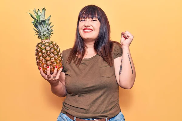 Junge Size Frau Hält Ananas Der Hand Schreit Stolz Und — Stockfoto