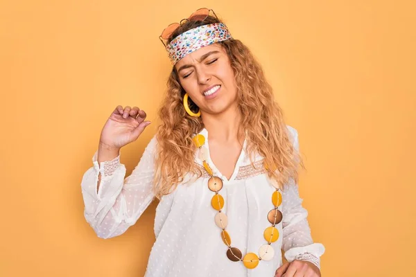 Ung Vacker Blond Hippie Kvinna Med Blå Ögon Bär Solglasögon — Stockfoto