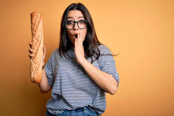 Jonge Brunette Vrouw Houden Zelfgemaakte Vers Brood Baguette Gele Achtergrond — Stockfoto