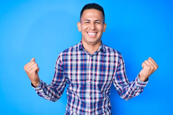 Jeune Homme Latino Beau Portant Des Vêtements Décontractés Très Heureux — Photo