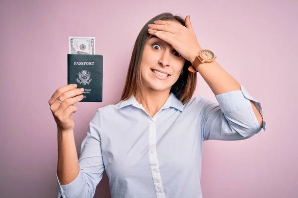 Turista Mujer Vacaciones Posesión Pasaporte Con Billetes Dólares Como Dinero — Foto de Stock