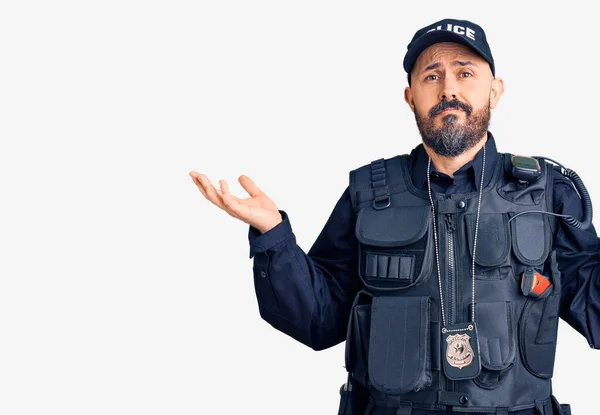 Homem Bonito Jovem Vestindo Uniforme Policial Expressão Indolente Confuso Com — Fotografia de Stock