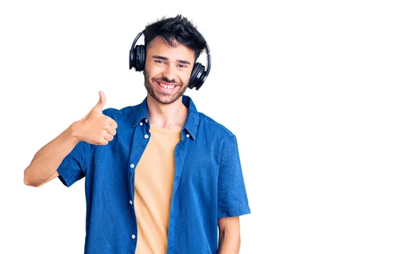Joven Hombre Hispano Escuchando Música Usando Auriculares Sonriendo Feliz Positivo — Foto de Stock