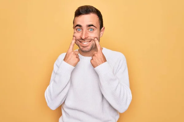 Giovane Bell Uomo Con Gli Occhi Azzurri Che Indossa Maglione — Foto Stock