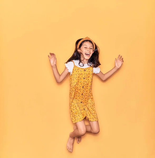 Schattig Latijns Amerikaans Kind Meisje Draagt Casual Jurk Diadeem Lachend — Stockfoto