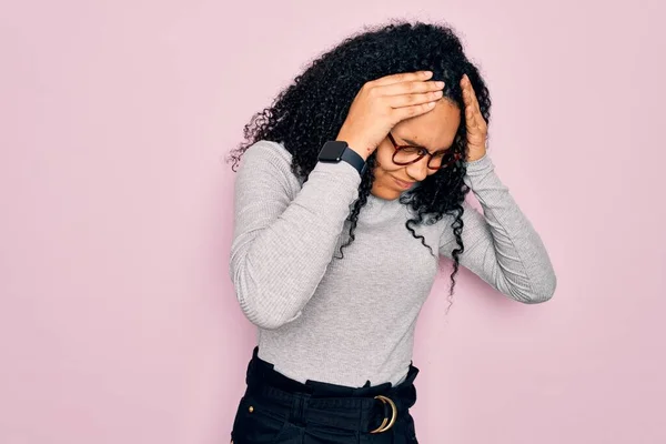 Giovane Donna Afroamericana Indossa Maglione Collo Alto Occhiali Sfondo Rosa — Foto Stock