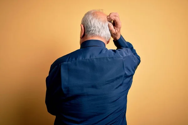 Uomo Anziano Dai Capelli Grigi Che Indossa Una Camicia Blu — Foto Stock