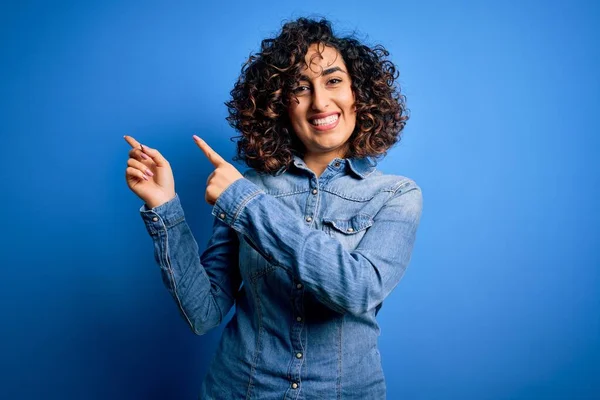 Jong Mooi Krullend Arabisch Vrouw Dragen Casual Denim Shirt Staan — Stockfoto