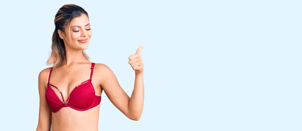 Jeune Belle Femme Portant Bikini Fière Souriante Faisant Les Pouces — Photo
