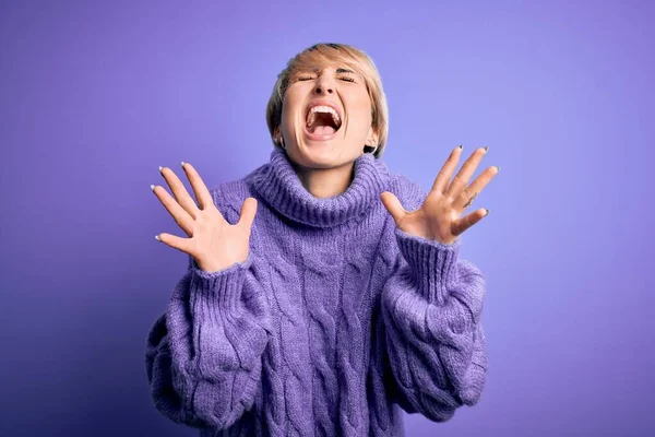 Młoda Blondynka Krótkimi Włosami Nosząca Zimowy Sweter Fioletowym Tle Świętująca — Zdjęcie stockowe