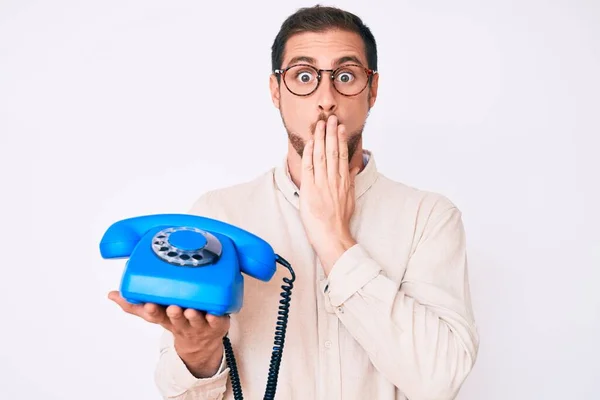 Junger Gutaussehender Mann Mit Einem Alten Telefon Das Den Mund — Stockfoto