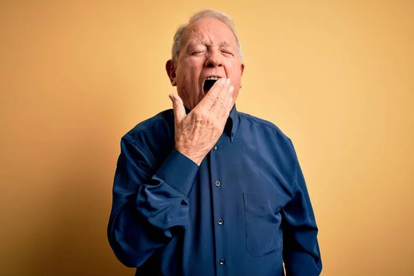 Grauhaariger Älterer Herr Lässigem Blauem Hemd Der Vor Gelbem Hintergrund — Stockfoto