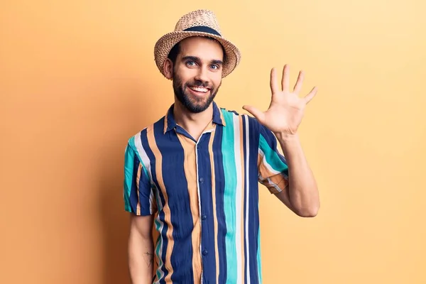 Jonge Knappe Man Met Baard Met Zomerhoed Hemd Wijzend Met — Stockfoto