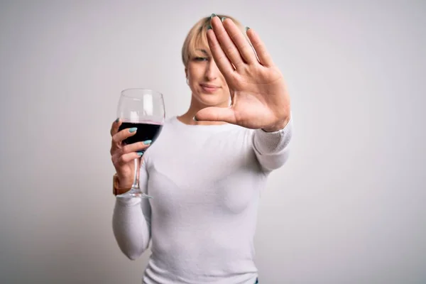 Jonge Blonde Vrouw Met Kort Haar Drinken Van Een Glas — Stockfoto