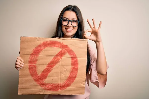 Mujer Morena Joven Sosteniendo Pancarta Protesta Con Símbolo Prohibido Sobre —  Fotos de Stock