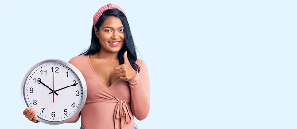 Mujer Hispana Con Pelo Largo Sosteniendo Gran Reloj Sonriendo Feliz —  Fotos de Stock