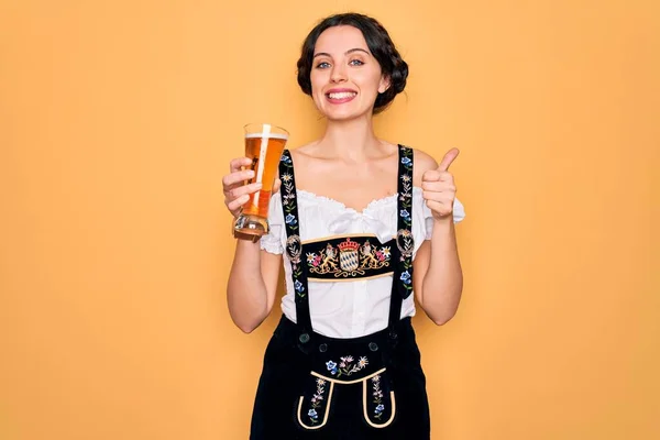 Joven Hermosa Mujer Alemana Con Ojos Azules Usando Vestido Octoberfest —  Fotos de Stock