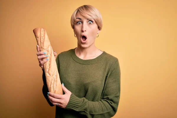 Young Blonde Woman Short Hair Holding Fresh Bread Baguette Yellow — Stock Photo, Image
