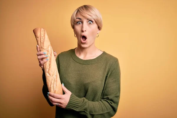 Fiatal Szőke Rövid Haj Gazdaság Friss Kenyér Baguette Felett Sárga — Stock Fotó