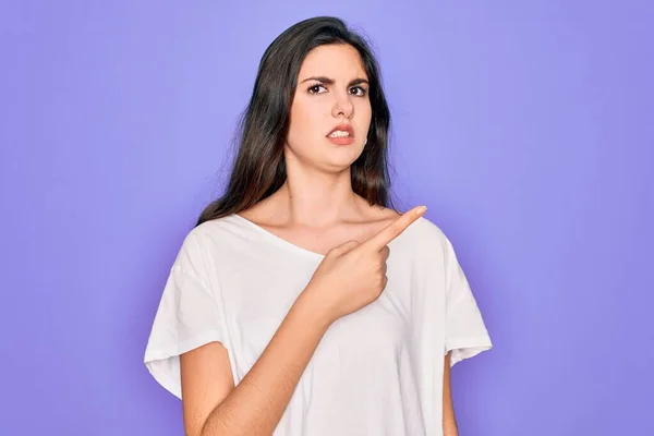 Junge Schöne Brünette Frau Trägt Legeres Weißes Shirt Über Lila — Stockfoto